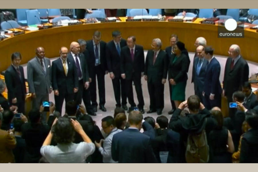 Ministros de Finanzas de los países miembros del Consejo, posan para la foto con Ban Ki-Moon. (Foto Euronews)
