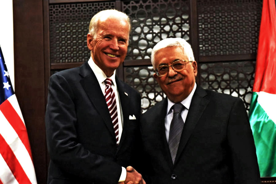 El presidente de la Autoridad Palestina, Mahmoud Abbas, dio la bienvenida al vicepresidente Joe Biden a su oficina de Ramallah en marzo de 2016 (Foto: Reuters)