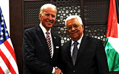 El presidente de la Autoridad Palestina, Mahmoud Abbas, dio la bienvenida al vicepresidente Joe Biden a su oficina de Ramallah en marzo de 2016 (Foto: Reuters)