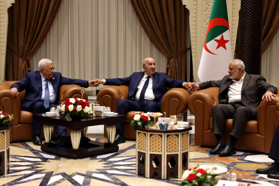 El presidente argelino Abdelmadjid Tebboune se reúne con el presidente palestino Mahmoud Abbas e Ismail Haniyeh, jefe del Buró Político de Hamás, en Argel, Argelia, el 5 de julio de 2022 (Foto: Presidencia Palestina / Agencia Anadolu)