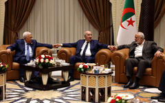 El presidente argelino Abdelmadjid Tebboune se reúne con el presidente palestino Mahmoud Abbas e Ismail Haniyeh, jefe del Buró Político de Hamás, en Argel, Argelia, el 5 de julio de 2022 (Foto: Presidencia Palestina / Agencia Anadolu)