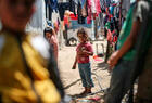 Niños posan para una foto en el distrito de Al-Zaytun de la ciudad de Gaza, el 29 de mayo de 2023. Foto: Anadolu.