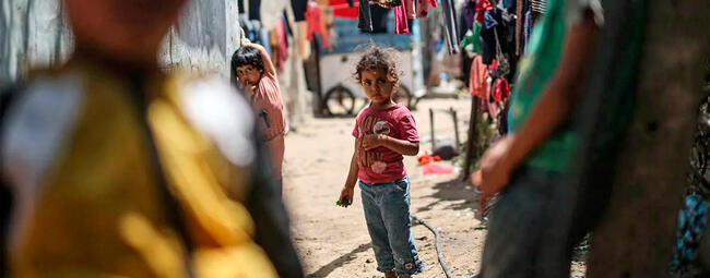 Niños posan para una foto en el distrito de Al-Zaytun de la ciudad de Gaza, el 29 de mayo de 2023. Foto: Anadolu.