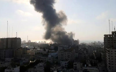 Nube de humo tras un ataque israelí sobre un edificio en la ciudad de Gaza - Julio 14, 2018. (foto Ibraheem Abu Mustafa / Reuters) Nube de humo tras un ataque israelí sobre un edificio en la ciudad de Gaza - Julio 14, 2018. (foto Ibraheem Abu Mustafa / Reuters)