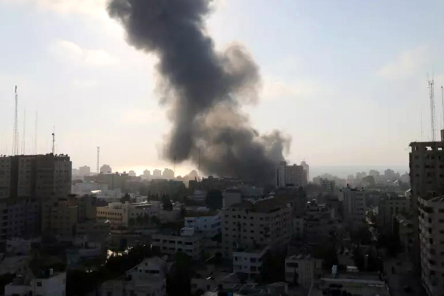 Nube de humo tras un ataque israelí sobre un edificio en la ciudad de Gaza - Julio 14, 2018. (foto Ibraheem Abu Mustafa / Reuters)