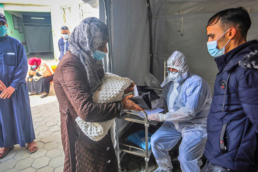 Trabajador de la salud realiza testeos de COVID-19 en un centro de salud en Rafah, en el sur de la Franja de Gaza, 5 de enero de 2020. AFP.