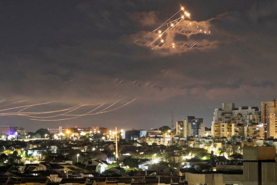 Estado de ocupación israelí intercepta cohetes lanzados desde la Franja de Gaza hacia Israel, visto desde Ashkelon, el 21 de abril de 2022. Foto: Reuters.
