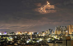Estado de ocupación israelí intercepta cohetes lanzados desde la Franja de Gaza hacia Israel, visto desde Ashkelon, el 21 de abril de 2022. Foto: Reuters.