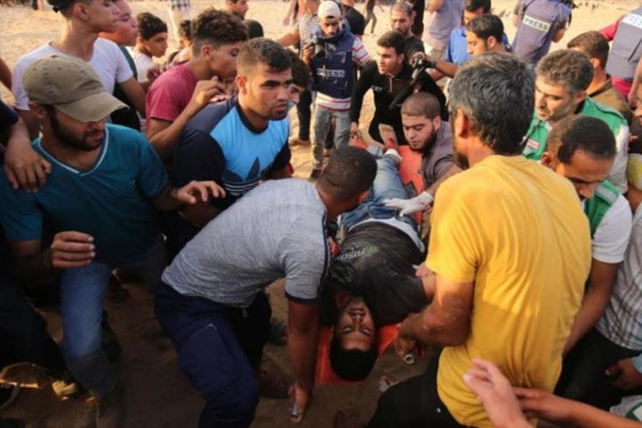 Palestino herido por los disparos de las fuerzas del régimen israelí en Gaza | Octubre 8, 2018 (Foto: AFP)