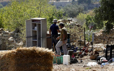 Colonos judíos rodean un campo agrícola de palestinos después de requisarlo para comenzar una construcción ilegal en el barrio de Beit Jala en Belén, Cisjordania, el 3 de septiembre de 2019 | Foto: Wisam Hashlamoun – Anadolu Colonos judíos rodean un campo agrícola de palestinos después de requisarlo para comenzar una construcción ilegal en el barrio de Beit Jala en Belén, Cisjordania, el 3 de septiembre de 2019 | Foto: Wisam Hashlamoun – Anadolu