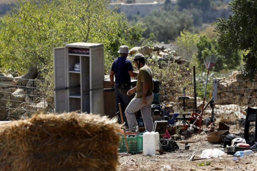 Colonos judíos rodean un campo agrícola de palestinos después de requisarlo para comenzar una construcción ilegal en el barrio de Beit Jala en Belén, Cisjordania, el 3 de septiembre de 2019  |  Foto: Wisam Hashlamoun – Anadolu