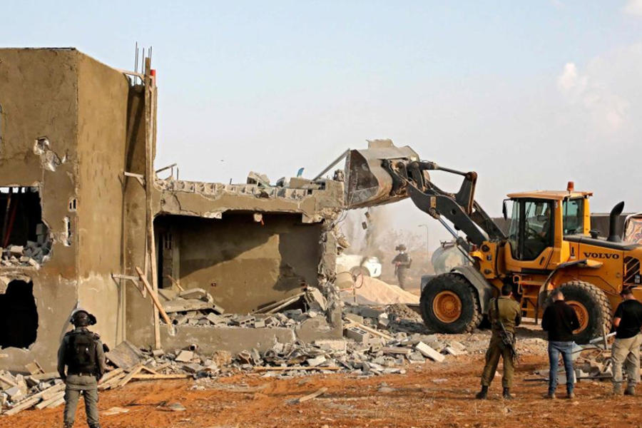 Maquinaria israelí destruye una casa palestina en un pueblo al sur de Yatta en el área sur de la ciudad cisjordana de Hebrón el 2 de noviembre de 2020. Foto: AFP.
