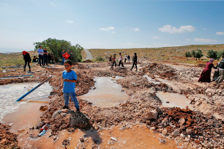 Alumnos palestinos sobre los escombros después de que excavadoras israelíes demolieran la escuela. Foto: Reuters.