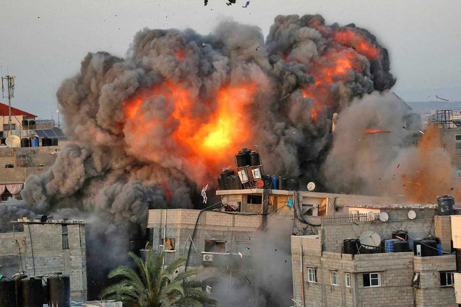 Edificio residencial colapsando tras un ataque israelí este lunes por la mañana en la Franja de Gaza. Foto: AFP.