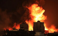 Una bola de fuego estalla durante los violentos ataques israelíes en Gaza, el 9 de octubre de 2023 (Foto: AFP)
