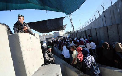Palestinos intentan pasar por el punto de control de Qalandiya, de Ramallah a Jerusalén, para pasar el Laylat Al-Qadr en la mezquita de Al-Aqsa | Cisjordania, Palestina, Junio 21, 2017 (Foto Issam Rimawi / Anadolu) Palestinos intentan pasar por el punto de control de Qalandiya, de Ramallah a Jerusalén, para pasar el Laylat Al-Qadr en la mezquita de Al-Aqsa | Cisjordania, Palestina, Junio 21, 2017 (Foto Issam Rimawi / Anadolu)