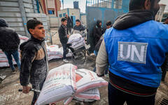 Palestinos desplazados reciben ayuda alimentaria en centros de Naciones Unidas en Rafah. Foto: AFP.