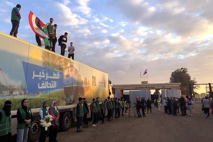 Un camión perteneciente a un convoy de ayuda humanitaria para la Franja de Gaza espera autorización para entrar frente a la puerta fronteriza de Rafah, Egipto (Foto: EFE/STR)