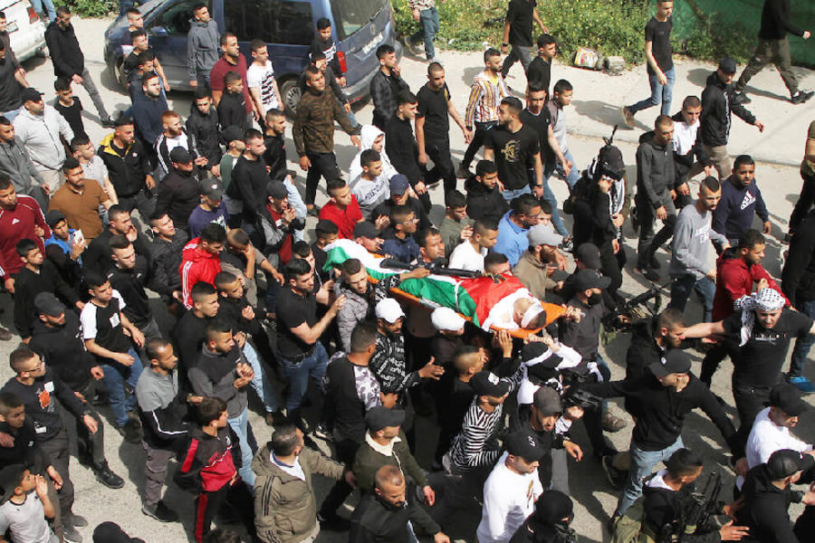 Palestinos llevan el cuerpo de Mohammad Zakarna. Foto: APA.