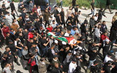 Palestinos llevan el cuerpo de Mohammad Zakarna. Foto: APA.