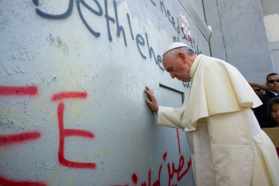 El Papa Francisco toca el muro de apartheid israelí, el 25 de mayo de 2014. Foto: AP.