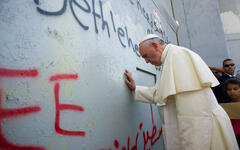 El Papa Francisco toca el muro de apartheid israelí, el 25 de mayo de 2014. Foto: AP.