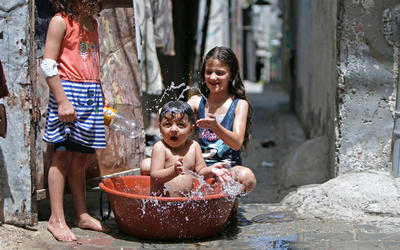 Niños palestinos se refrescan durante una ola de calor en el campo de refugiados de Bureij, en la Franja de Gaza, en mayo de 2020. Foto: AFP. Niños palestinos se refrescan durante una ola de calor en el campo de refugiados de Bureij, en la Franja de Gaza, en mayo de 2020. Foto: AFP.