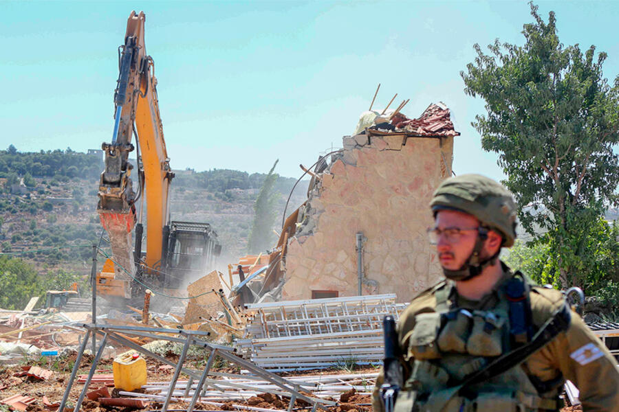 Las fuerzas de seguridad israelíes demuelen un edificio cerca de Beit Jala en Cisjordania, el 26 de agosto de 2019. Foto: EFE.