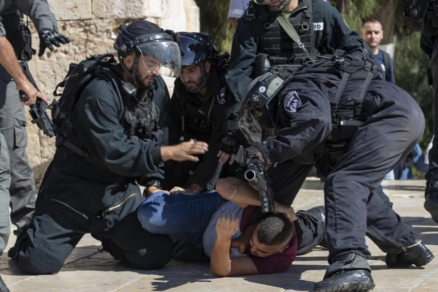 Fuerzas israelíes detienen activistas palestinos en redada nocturna