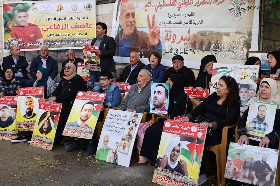 Parientes y amigos de prisioneros palestinos efectúan una sentada frente a la sede de la Cruz Roja en la ciudad palestina de Ramallah, en Cisjordania | Noviembre 21, 2023 (Foto: AFP)