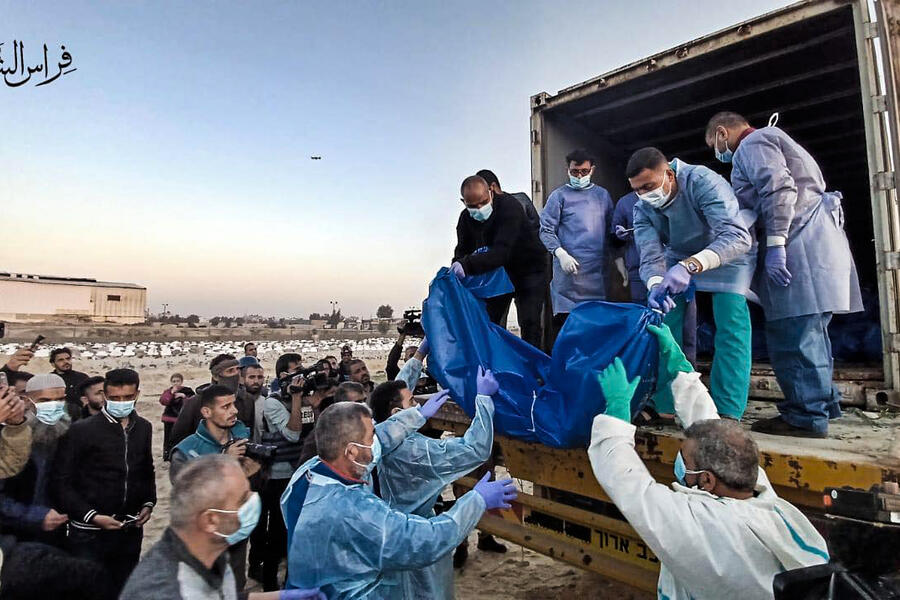 Oficina de Prensa del Gobierno de Gaza: El ejército israelí mutiló los cadáveres de los 80 palestinos entregados hoy, incluida la sustracción de sus órganos (Foto: Firas Al Shaer)