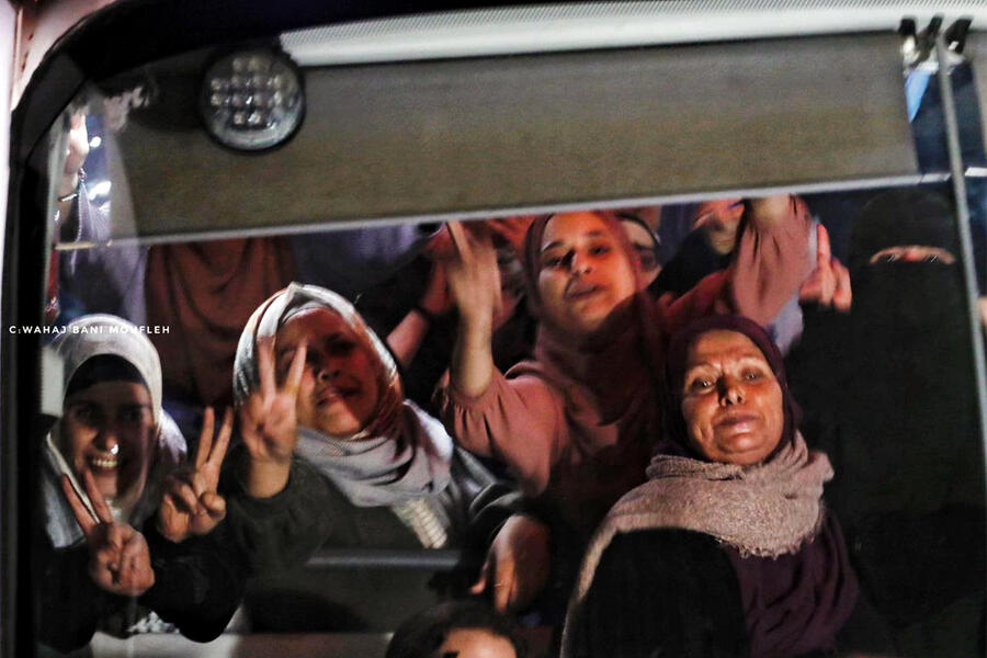 Llegada del bus con los prisioneros palestinos liberados tras el acuerdo entre Israel y la Resistencia Palestina (Foto: C. Wajah Bani Moufleh, vía Eye on Palestine) 