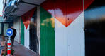 Negocios cerrados pintadas con los colores de la bandera palestina en Ramallah. Foto: Reuters.