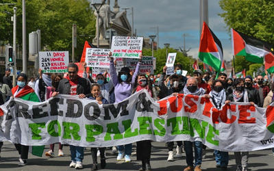 Manifestantes pro palestinos en O'Connell Street, Dublín, el sábado 22 de mayo de 2021, en Dublín, Irlanda. Foto: AFP. Manifestantes pro palestinos en O'Connell Street, Dublín, el sábado 22 de mayo de 2021, en Dublín, Irlanda. Foto: AFP.