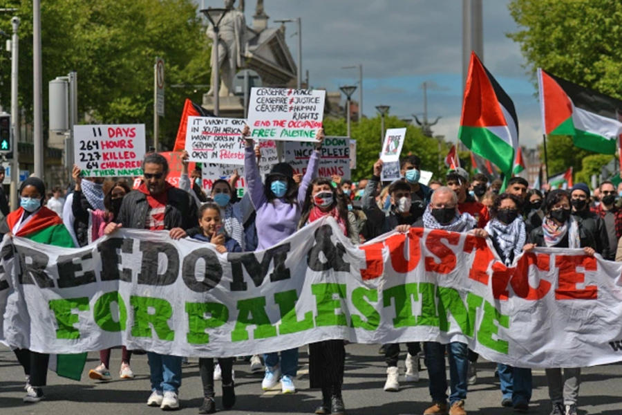 Manifestantes pro palestinos en O'Connell Street, Dublín, el sábado 22 de mayo de 2021, en Dublín, Irlanda. Foto: AFP.
