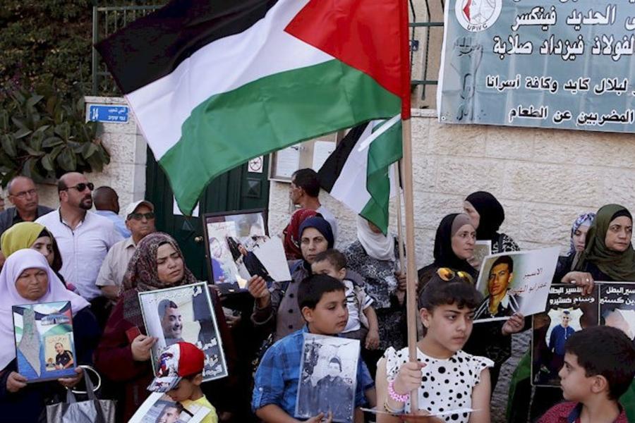 Israel prohíbe visitas a detenidos palestinos, se prepara huelga general