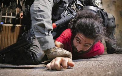 La policía israelí golpea a un residente palestino de Sheikh Jarrah durante una vigilia contra los próximos desalojos en el vecindario, el 4 de mayo de 2021. (Oren Ziv) La policía israelí golpea a un residente palestino de Sheikh Jarrah durante una vigilia contra los próximos desalojos en el vecindario, el 4 de mayo de 2021. (Oren Ziv)