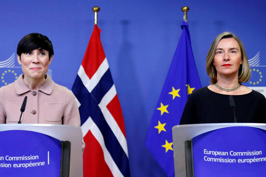 La alta representante de la Unión para Asuntos Exteriores, Federica Mogherini (der.), junto a la ministra de Exteriores de Noruega, Ine Marie Eriksen Soreide (izq.), este miércoles en Bruselas - (Foto:Francois Lenoir / Reuters).