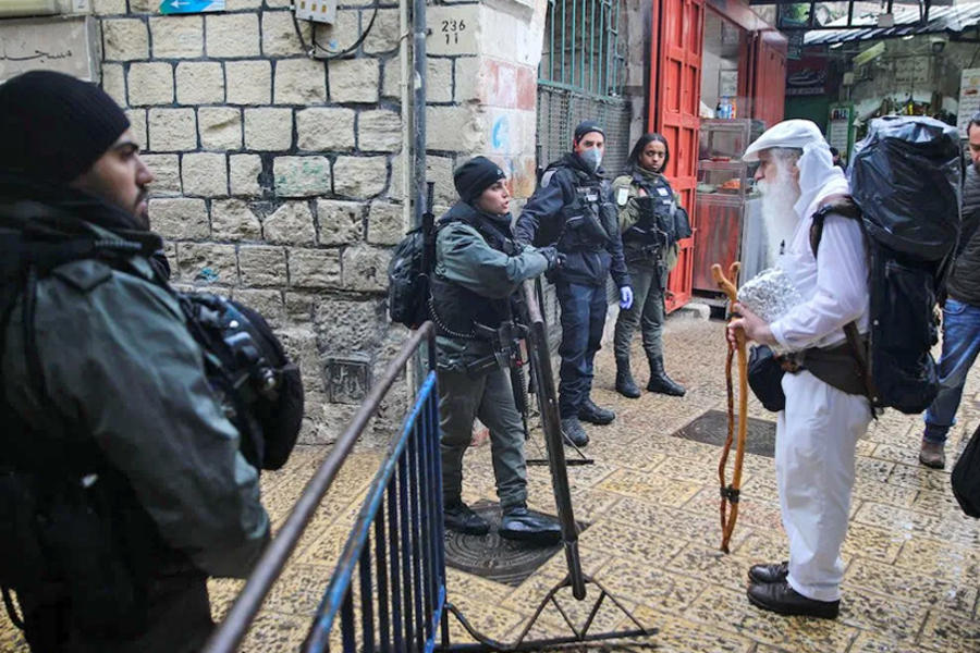 Fuerzas israelíes hacen guardia en los puntos de control con las precauciones del coronavirus. Agencia Anadolu.