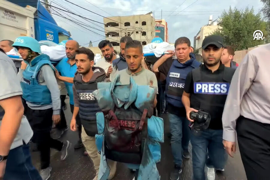 Momentos del servicio religioso en Gaza ofrecido a los dos periodistas palestinos, Said al-Tawil y Muhammad Subh, asesinados por bombardeos israelíes | Octubre 10, 2023 (Video Haber-Lütfen / Anadolu) 