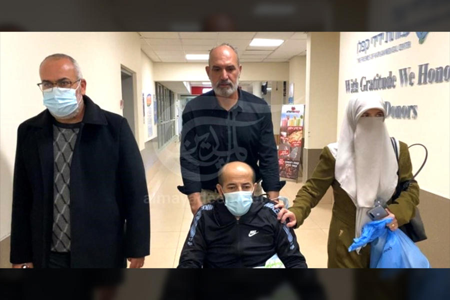 Maher Al Akhras sale del hospital tras ser liberado el jueves 26 de noviembre (Foto: Al Mayadeen)