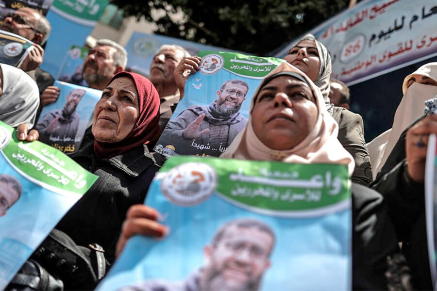 Palestinos se reúnen para manifestarse contra la muerte de Adnan frente al edificio del Comité Internacional de la Cruz Roja (CICR) en la ciudad de Gaza, el martes. Foto: CNN.