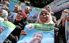 Palestinos se reúnen para manifestarse contra la muerte de Adnan frente al edificio del Comité Internacional de la Cruz Roja (CICR) en la ciudad de Gaza, el martes. Foto: CNN.