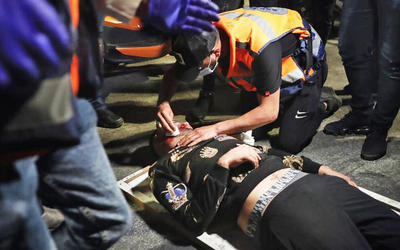 Un palestino recibe tratamiento después de ser agredido durante los enfrentamientos en la Puerta de Damasco, a las afueras de la Ciudad Vieja de Jerusalén. Foto: AFP. Un palestino recibe tratamiento después de ser agredido durante los enfrentamientos en la Puerta de Damasco, a las afueras de la Ciudad Vieja de Jerusalén. Foto: AFP.