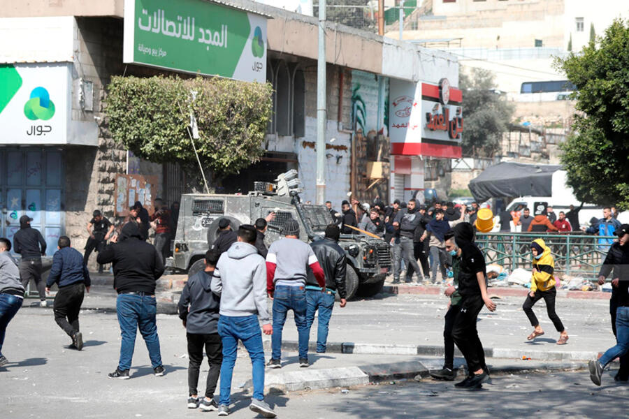 Palestinos confrontando soldados israelíes en Nablus. Foto: WAFA.