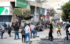 Palestinos confrontando soldados israelíes en Nablus. Foto: WAFA.