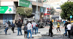 Palestinos confrontando soldados israelíes en Nablus. Foto: WAFA.