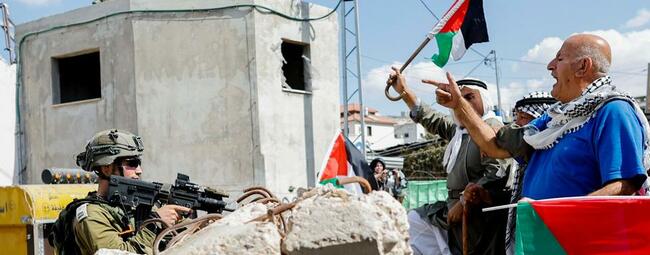 Civiles palestinos en una manifestación contra la ocupación en la ciudad de Nablus, norte de Cisjordania, en octubre de 2022 (Foto: Reuters - archivo)