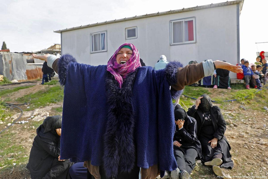 Una mujer beduina protesta contra las demoliciones de hogares palestinos por las fuerzas israelíes en Umm Al-Hiran. Enero 18, 2017 (Foto Menahem Kahana / AFP)