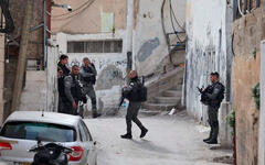 Soldados israelíes, frente a la casa del autor del ataque del pasado viernes, en el barrio de Al Tur de Jerusalén, este domingo. Foto: Ahmad Gharabli/AFP.